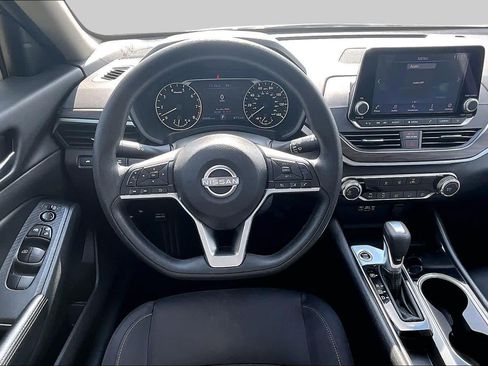 Used 2024 Nissan Altima 2.5 SV FWD image 6