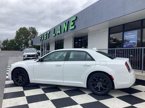Used 2019 Chrysler 300 Touring w/ Sport Appearance Package image 6