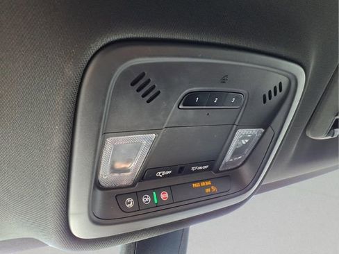 Used 2022 Chevrolet Traverse RS image 33