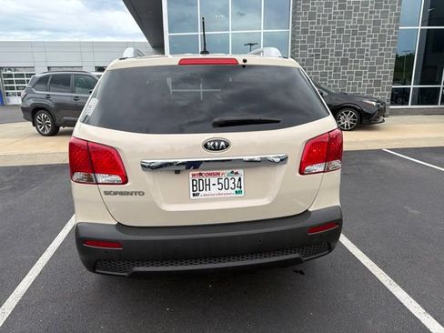 Used 2011 Kia Sorento LX w/ Convenience Pkg FWD image 3