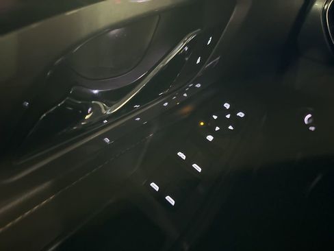 Used 2021 Chevrolet Traverse LT image 16