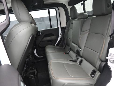 Used 2025 Jeep Gladiator Mojave w/ Convenience Group image 14