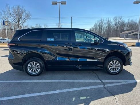 Used 2024 Toyota Sienna LE image 5