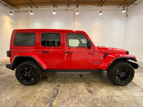Used 2025 Jeep Wrangler Unlimited Sahara w/ Safety Group AWD/4WD image 6