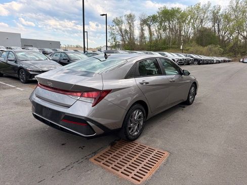 Used 2024 Hyundai Elantra SEL FWD image 4