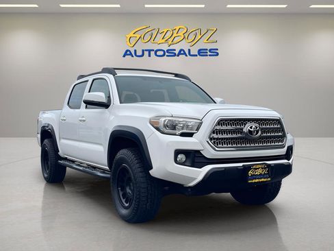 Used 2017 Toyota Tacoma TRD Sport image 2