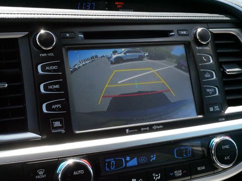 Used 2018 Toyota Highlander Limited AWD/4WD image 29