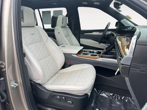 Certified 2025 Cadillac Escalade ESV Premium Luxury Platinum AWD/4WD image 20