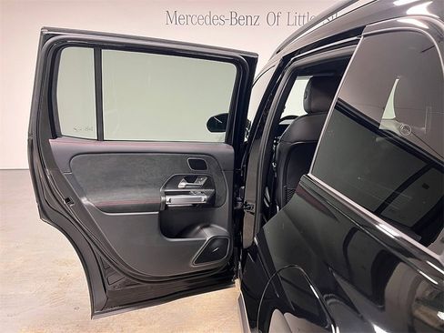 Used 2025 Mercedes-Benz GLB 250 4MATIC image 23