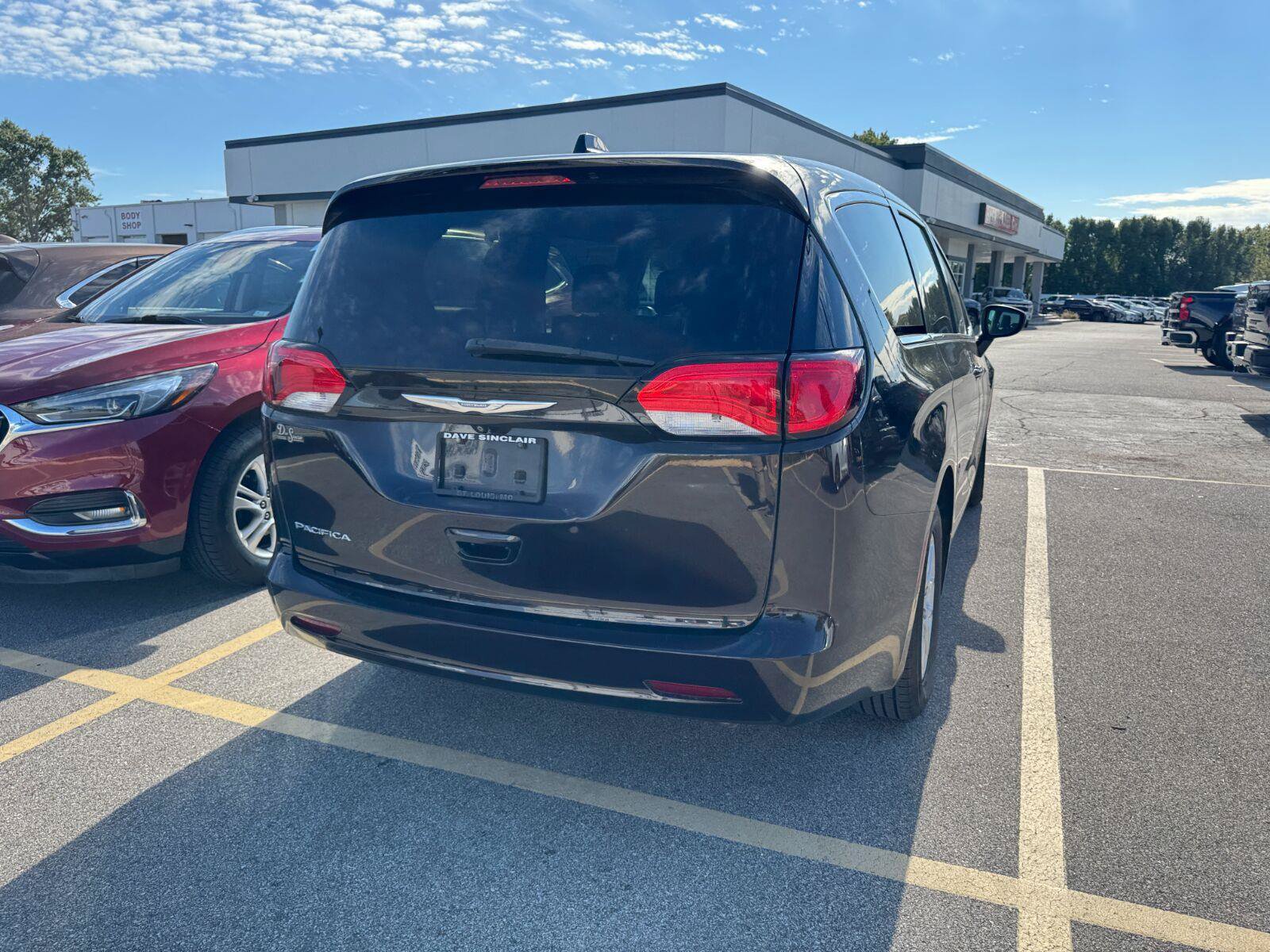 Used 2017 Chrysler Pacifica Touring FWD image 10