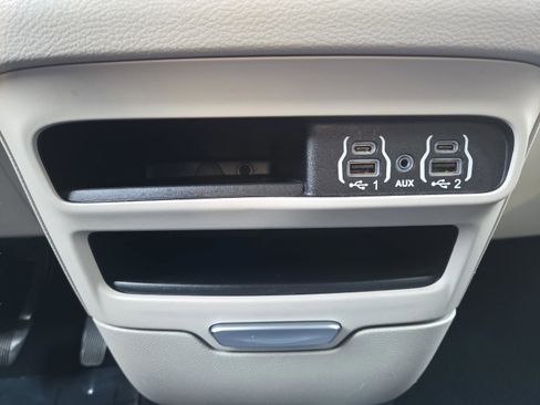 Used 2023 Chrysler Pacifica Touring-L image 22