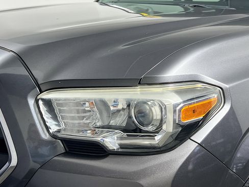 Used 2018 Toyota Tacoma SR5 image 11