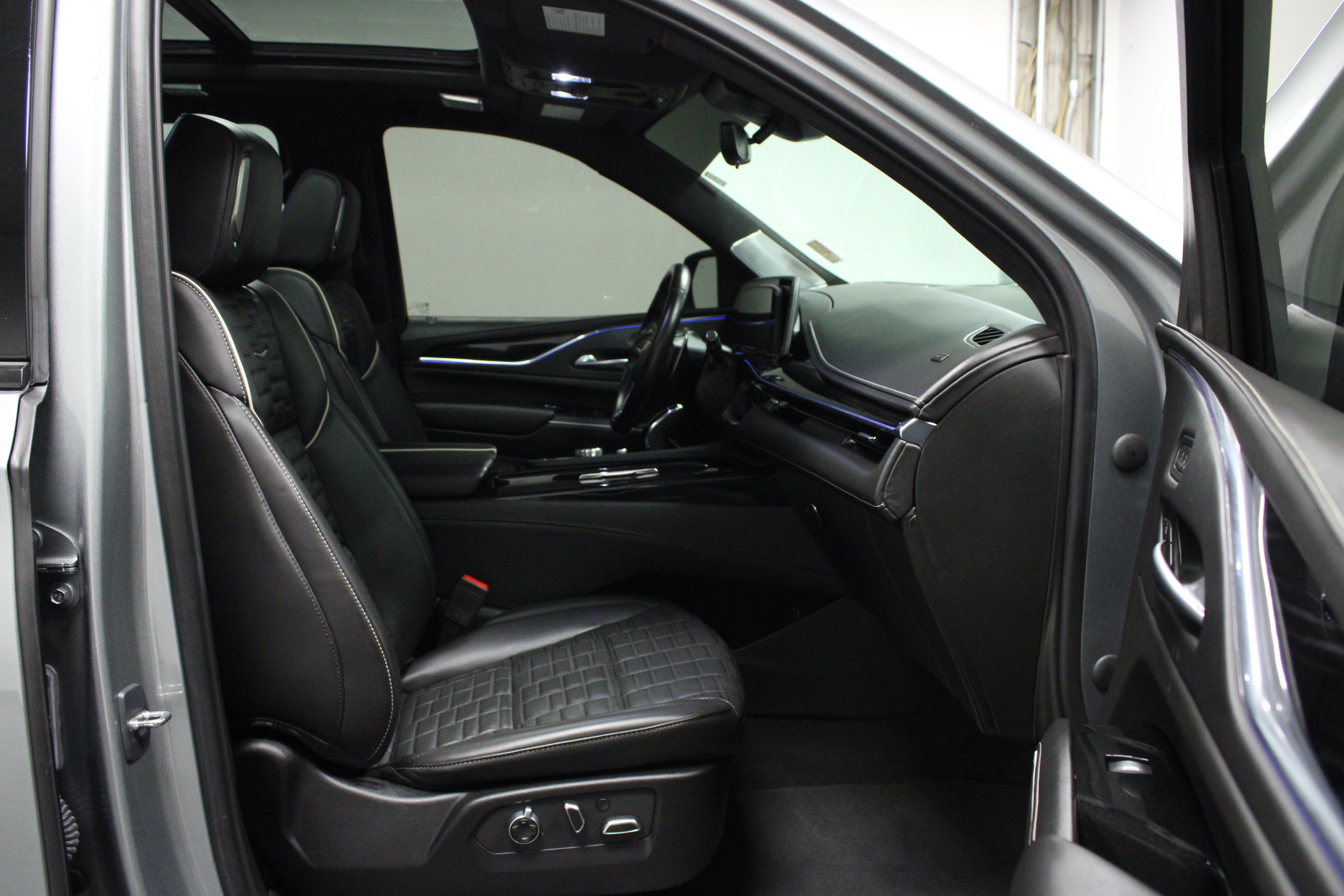 Used 2023 Cadillac Escalade ESV V AWD/4WD image 18