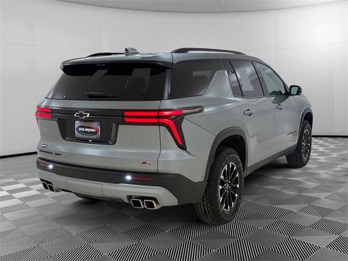 Used 2024 Chevrolet Traverse Z71 w/ Enhanced Driving Package image 3