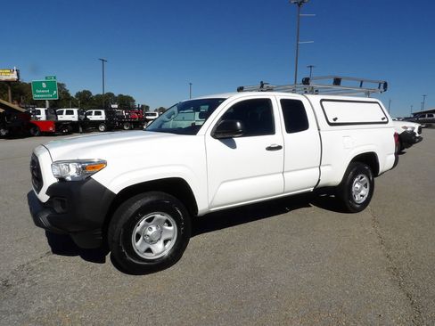 Used 2019 Toyota Tacoma SR image 3