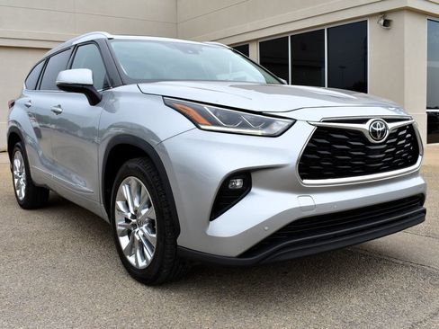 Used 2023 Toyota Highlander Limited FWD image 7