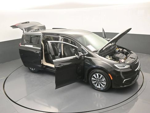 Used 2023 Chrysler Pacifica Touring-L FWD image 75
