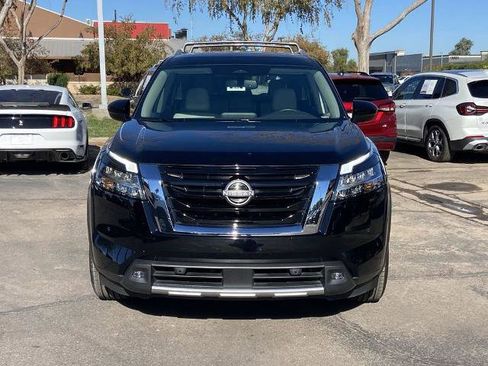 Used 2022 Nissan Pathfinder SL image 3