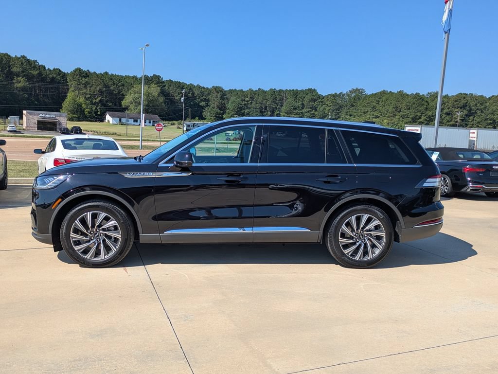 Used 2026 Lincoln Aviator 2WD image 2