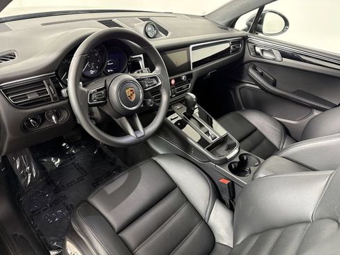 Certified 2026 Porsche Macan AWD/4WD image 4