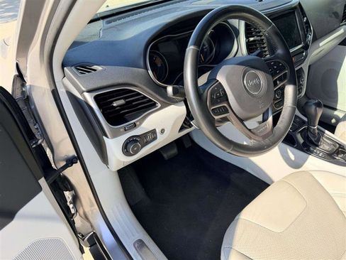 Used 2019 Jeep Cherokee Limited FWD image 30