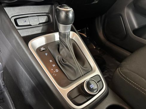 Used 2023 Hyundai Venue SEL FWD image 17