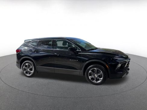 Used 2025 Chevrolet Blazer LT image 2