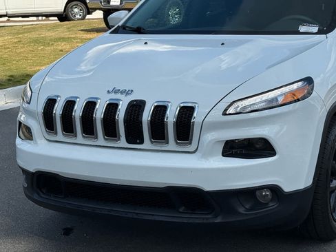 Used 2018 Jeep Cherokee Latitude FWD image 9