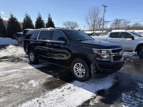 Used 2015 Chevrolet Suburban LT image 2