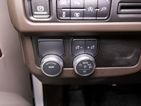 Used 2022 GMC Yukon XL SLT w/ SLT Premium Package RWD image 32