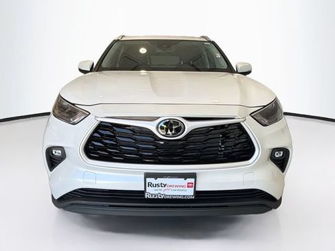 Certified 2025 Toyota Highlander XLE FWD image 2