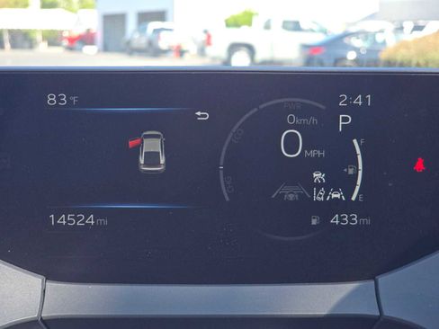Used 2025 Toyota Prius XLE FWD image 25
