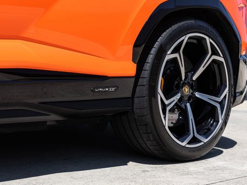 Used 2025 Lamborghini Urus SE AWD/4WD image 16