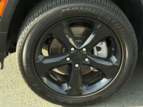 Used 2025 Jeep Grand Cherokee L Laredo image 16