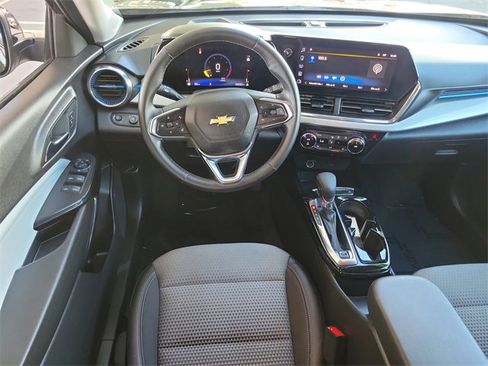 Used 2025 Chevrolet Trax LT w/ LT Convenience Package image 7
