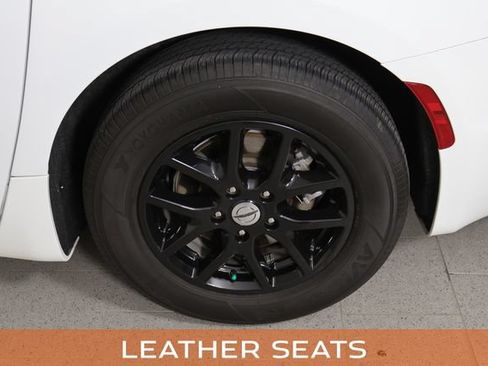Used 2024 Chrysler Pacifica Touring-L FWD image 11