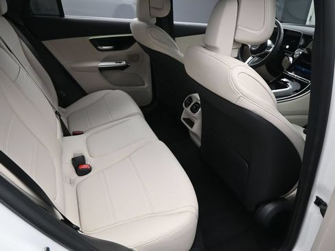 Used 2025 Mercedes-Benz GLC 300 4MATIC image 29