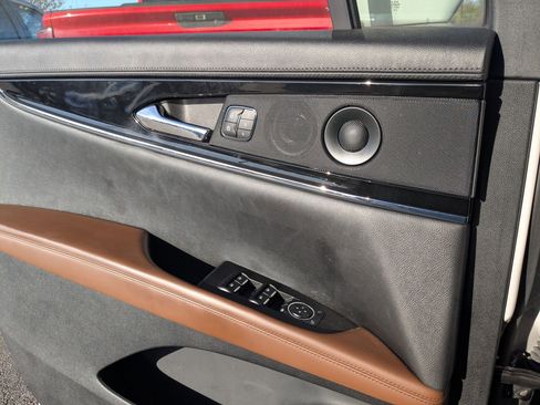 Used 2023 Lincoln Nautilus Reserve w/ Luxury Package image 12