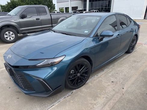 Used 2025 Toyota Camry SE w/ Convenience Package FWD image 3