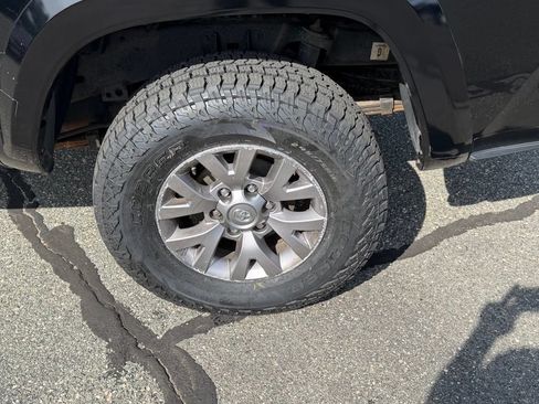 Used 2018 Toyota Tacoma SR5 AWD/4WD image 8