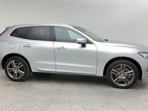Used 2018 Volvo XC60 T6 Momentum w/ Convenience Package image 9