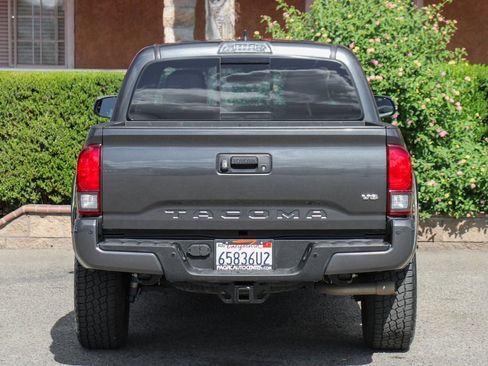 Used 2019 Toyota Tacoma TRD Sport image 7