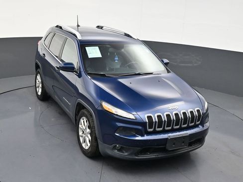 Used 2018 Jeep Cherokee Latitude Plus w/ Cold Weather Group image 17