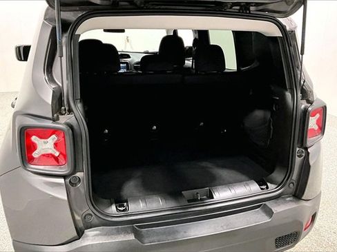 Used 2019 Jeep Renegade Latitude w/ Cold Weather Group image 38