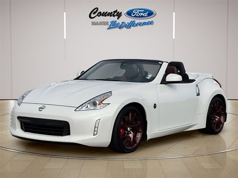 Used 2017 Nissan 370Z Touring Sport image 3