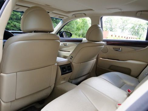 Used 2016 Lexus LS 460 w/ Comfort Package RWD image 34