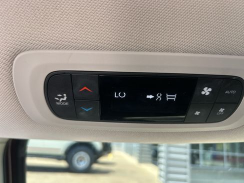 Used 2023 Chrysler Pacifica Touring-L FWD image 25