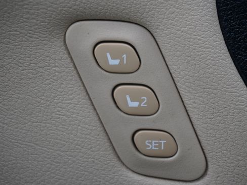 Used 2015 Toyota Avalon Limited w/ Technology Package FWD image 16