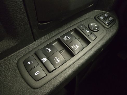 Used 2024 RAM 2500 Tradesman w/ Chrome Appearance Group image 25