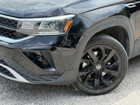 Used 2023 Volkswagen Taos SE w/ Panoramic Sunroof Package FWD image 3